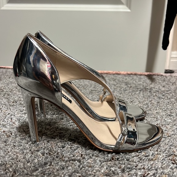 Shiny silver heels from Nine West. - Picture 3 of 5